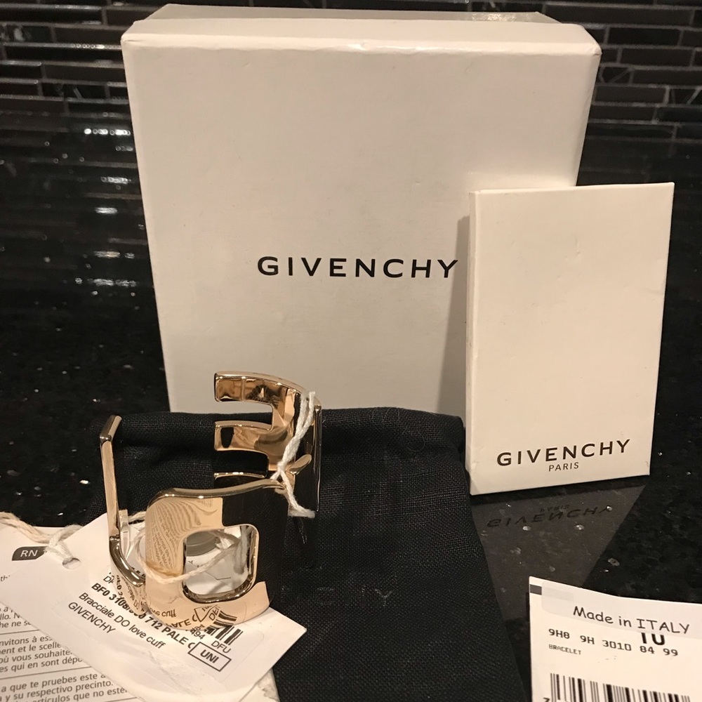 ♦️SOLD♦️$890 AUTHENTIC GIVENCHY GOLD LOGO BRACELET - Picture 4 of 7